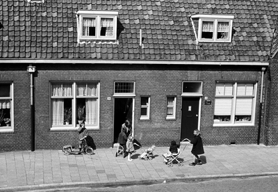 831890 Afbeelding van enkele spelende kinderen op de stoep voor het huis Ondiep 118 te Utrecht.